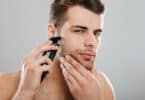 homme qui se rase les poils du nez et des oreilles avec une tondeuse