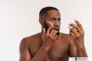 homme qui découvre sa première ride sur le visage