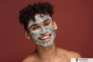 masque anti age contre les rides sur la peau d'un homme
