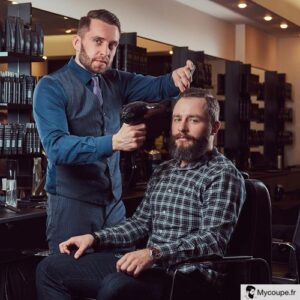 coiffeur professionnel qui utilise un sèche-cheveux cheveux pour coiffer son client