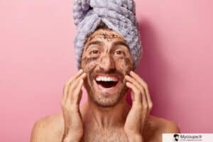 homme qui prépare sa peau avant application d'un soin anti age