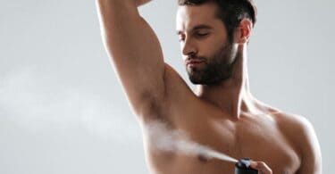 homme qui utilise un déodorant bio anti transpirant pour aisselles
