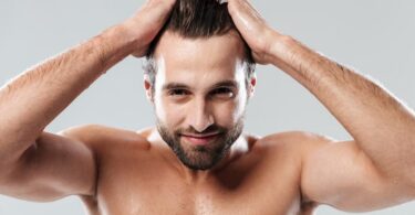 soin du cheveux pour homme avec le casque led capillaire